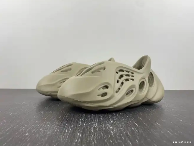 GV6840 RNR Salt Stone Yeezy Foam Adidas 0619